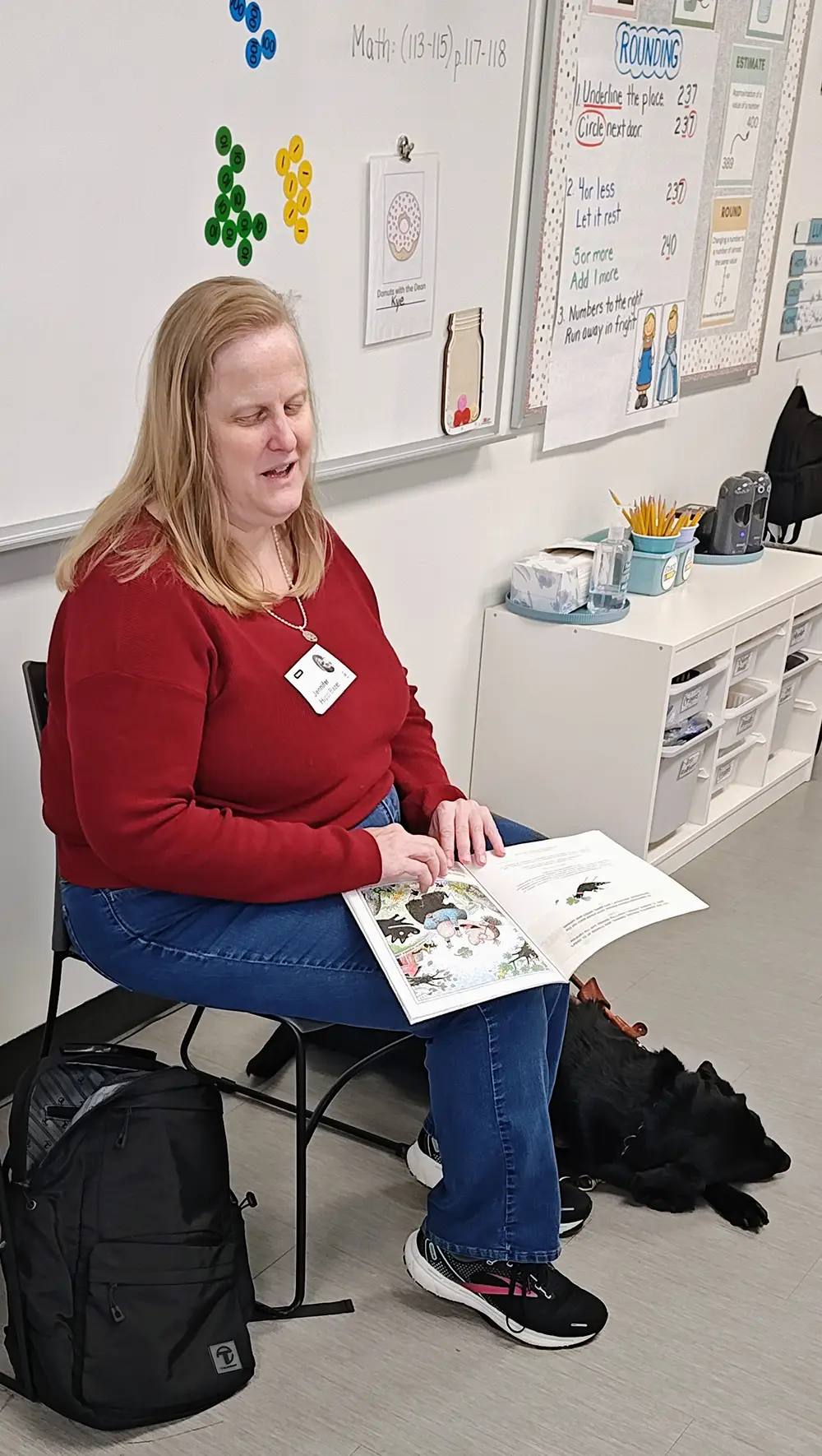 Jennifer Bazer reading to a classroom with her guide dog